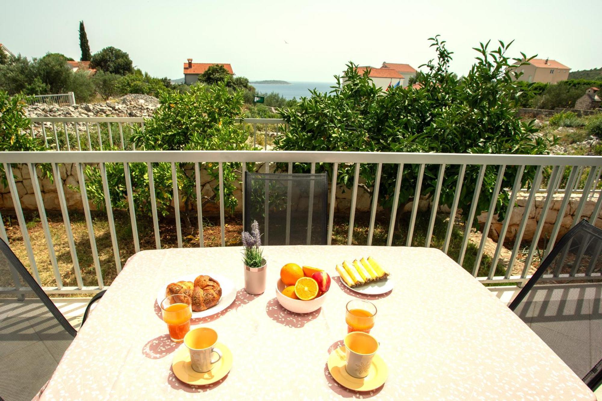 Holiday House Nena With Pool Vinišće Eksteriør billede