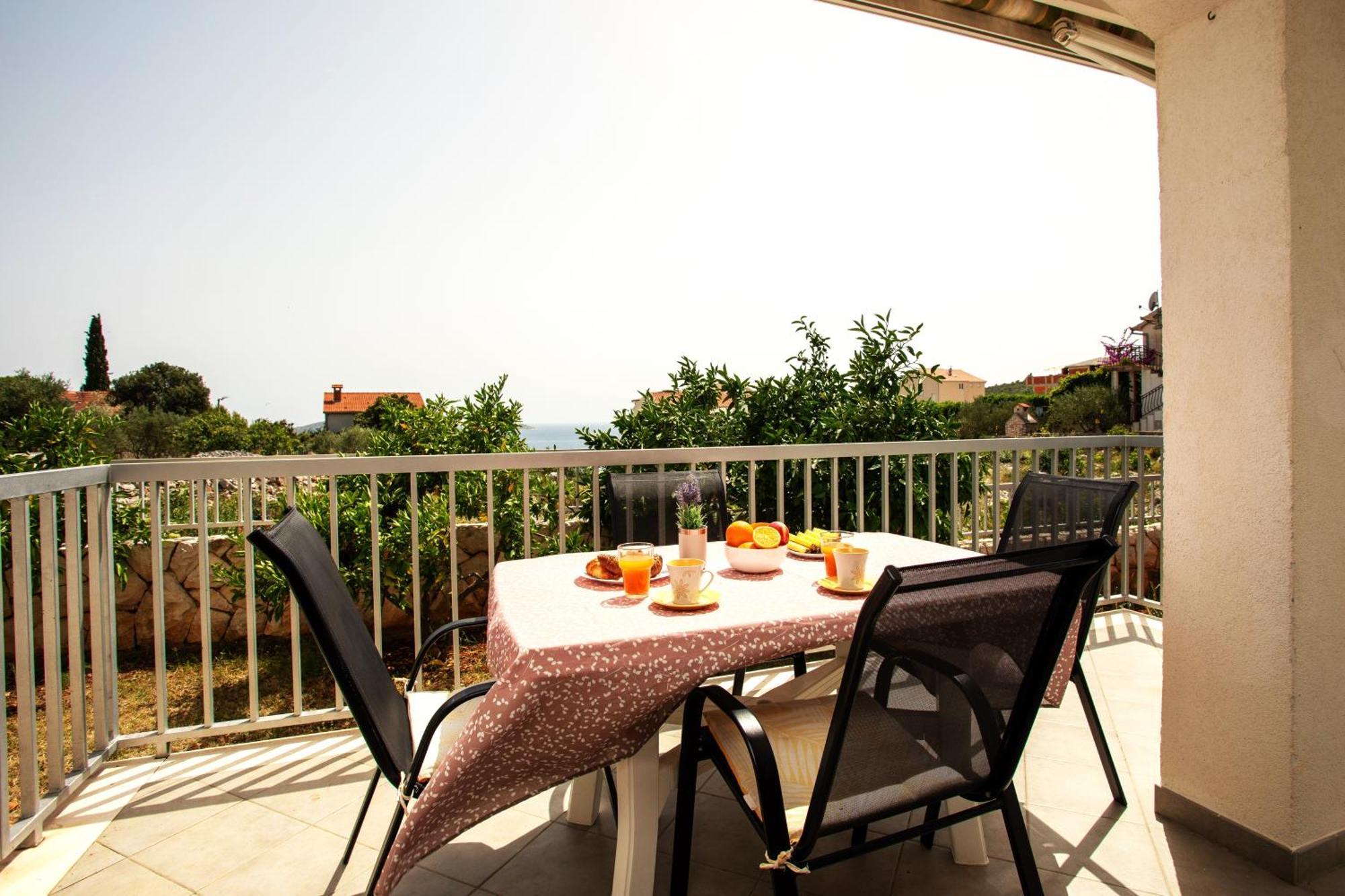 Holiday House Nena With Pool Vinišće Eksteriør billede