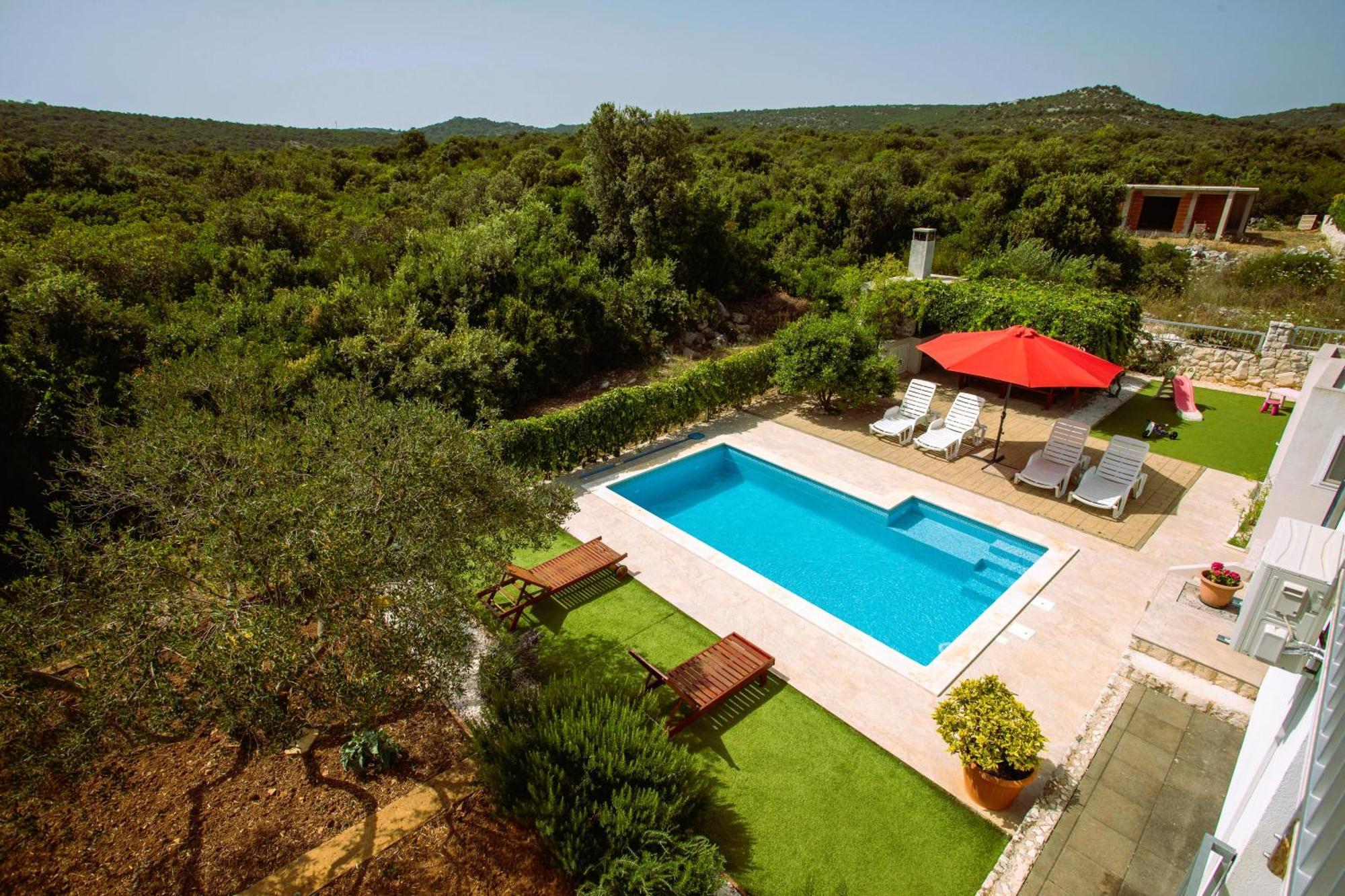 Holiday House Nena With Pool Vinišće Eksteriør billede