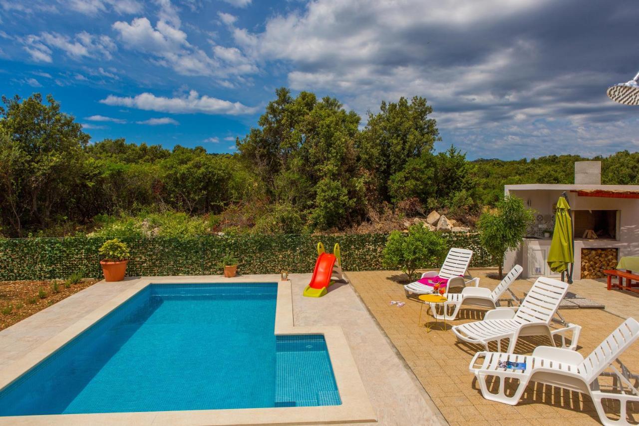 Holiday House Nena With Pool Vinišće Eksteriør billede